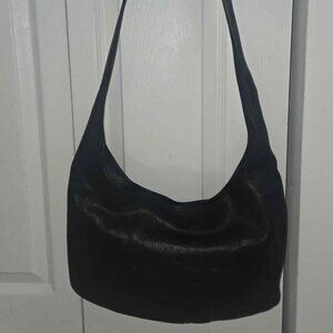 Preowned veneta solid black leather shoulder bag